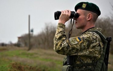 Украинские пограничники проверяют местность, где произошла перестрелка на границе