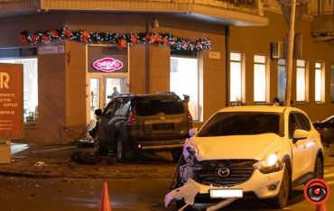В Днепре авто после столкновения влетело в магазин