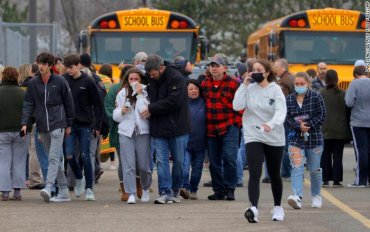 В США 15-летний подросток устроил стрельбу в школе: есть погибшие и раненые