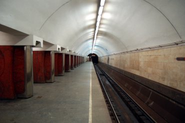 В Киеве на станции метро «Дворец Украина» под поезд попал человек
