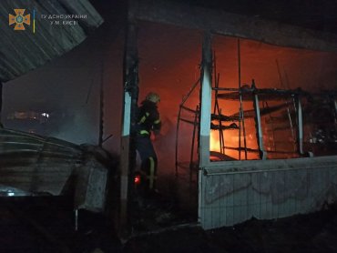 В Киеве на Оболони ночью сгорели торговые павильоны. Видео