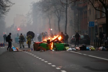 В Брюсселе акция против карантинных ограничений переросла в беспорядки с камнями и водометами