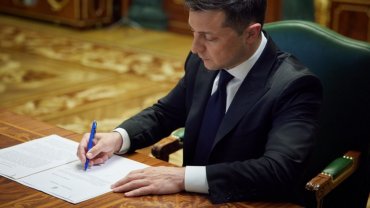 Зеленский подписал закон о тысяче за вакцинацию