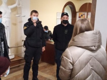 В Тернополе обвиняемый в производстве наркотиков пришел с ними на заседание суда