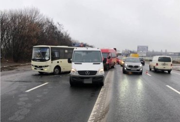 Под Киевом столкнулись два автобуса и маршрутка: движение осложнено