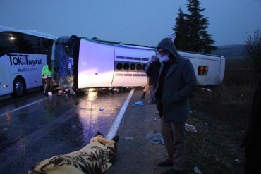 В Турции перевернулся автобус с пассажирами: 2 погибших, 24 раненых