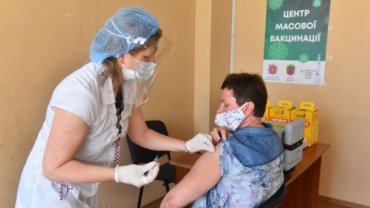 Минздрав расширил список профессий для обязательной вакцинации