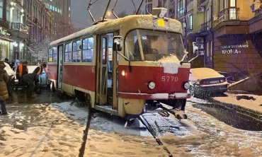 В Киеве на Подоле с рельсов слетел трамвай: пострадал автомобиль