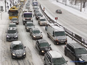 Киев сковали пробки после снегопада: на каких улицах проблемы