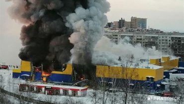В российском Томске вспыхнул грандиозный пожар в гипермаркете