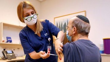 В Израиле вводят четвертую дозу вакцины пожилым и медикам