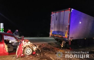 Задел отбойник и влетел в грузовик: под Одессой в жутком ДТП погиб человек