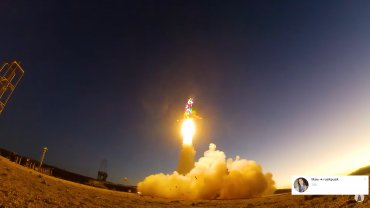 В США новогоднюю елку с ракетным двигателем запустили в космос. Видео