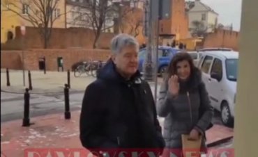 Улыбается и заходит в магазины: Порошенко с супругой засекли гуляющими по Варшаве