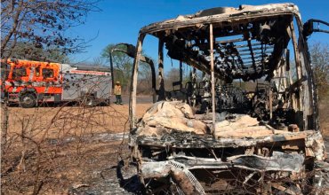 В Зимбабве пассажирский автобус столкнулся с бензовозом