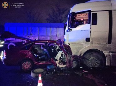 В Николаеве легковушка столкнулась лоб в лоб с грузовиком: двое погибших