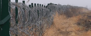 Украина на границе с Россией построила 100-километровый забор с колючей проволокой
