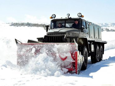 В Днепре на расчистку снега выехал спецавтомобиль с танковым двигателем. Видео