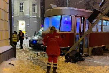 В Днепре трамвай сошел с рельсов и насмерть сбил женщину: полиция открыла производство. Видео