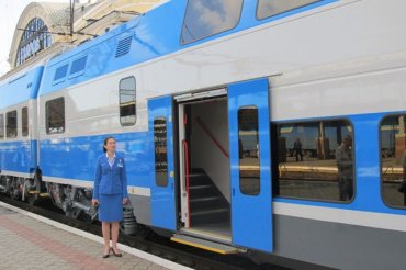 Сегодня “Укрзалізниця” отправляет в рейс первый обновленный двухэтажный поезд