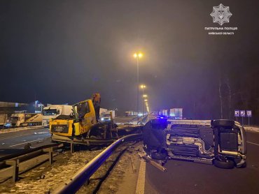 Под Киевом столкнулись грузовик и эвакуатор с автомобилем: есть пострадавшие