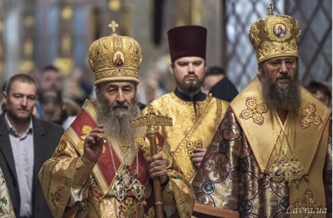 Зеленский ввел санкции против лиц, связанных с Украинской православной церковью