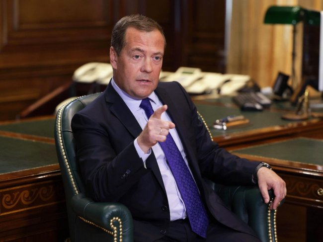 Люциферы с иблисами и хрюкающие подсвинки: Медведев рассказал о своих постах в Telegram