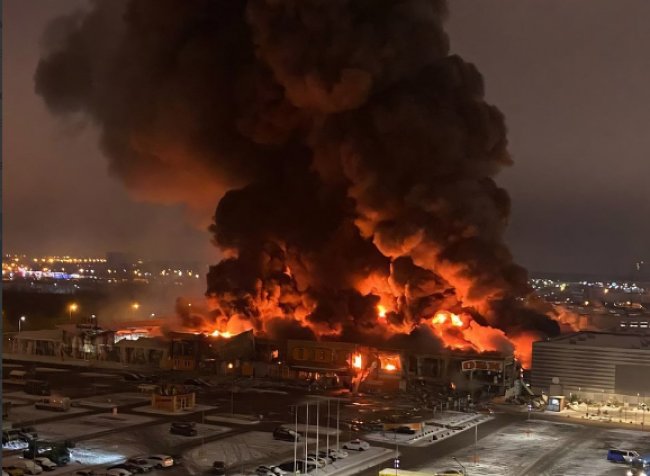В Москве горит и взрывается ТЦ "Мега Химки"