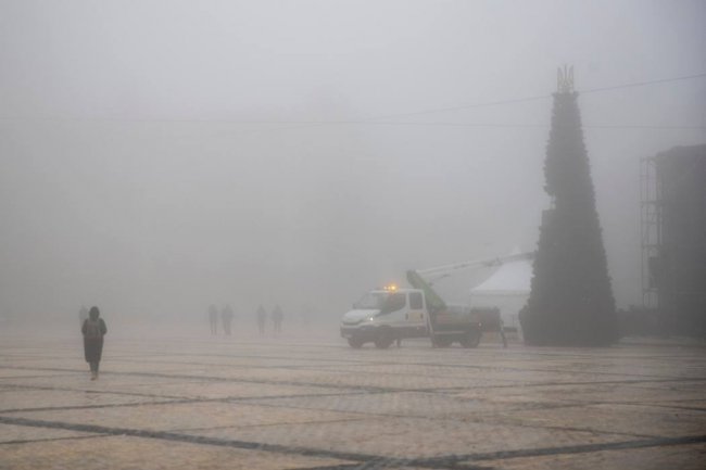 В Киеве начали украшать новогоднюю елку несокрушимости