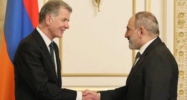 Глава британской разведки неожиданно прилетел в Ереван на встречу с Пашиняном