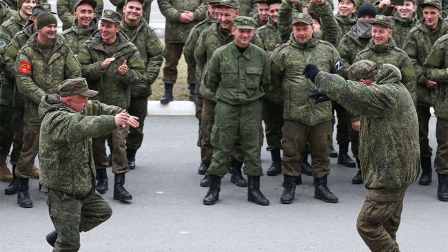 У Росії створили бригади циркачів та співаків для підняття бойового духу армії