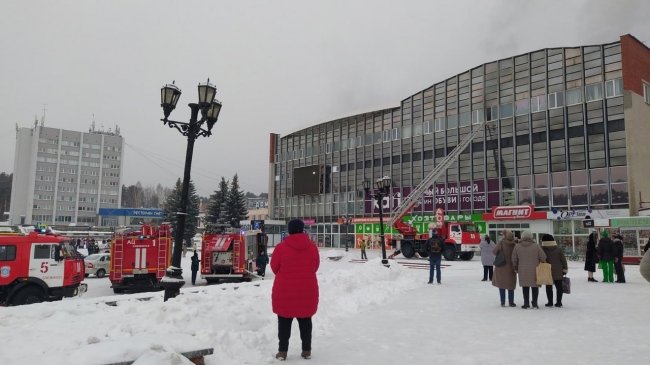 В России под Челябинском загорелся торговый центр