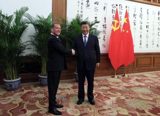 Си Цзиньпин на встрече с Медведевым призвал Москву к переговорам с Украиной