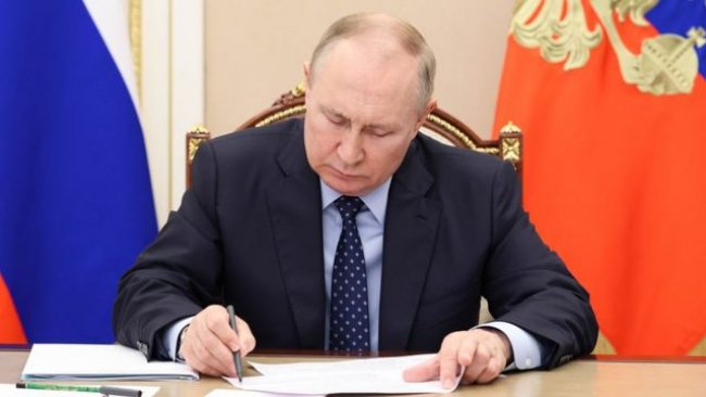 Путін підписав указ про заходи у відповідь на стелю цін для російської нафти
