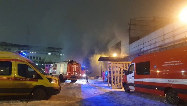 В российском Санкт-Петербурге горит крупный бизнес-центр