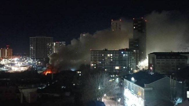 В центре Ростова ночью вспыхнул пожар возле вокзала