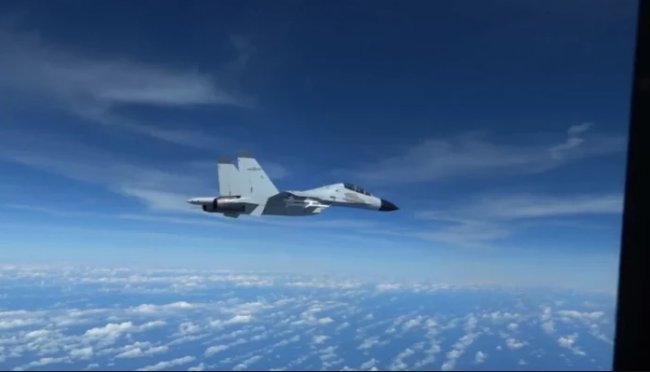 Китайский винищувач ледве не зіткнувся з літаком США над Південно-Китайським морем