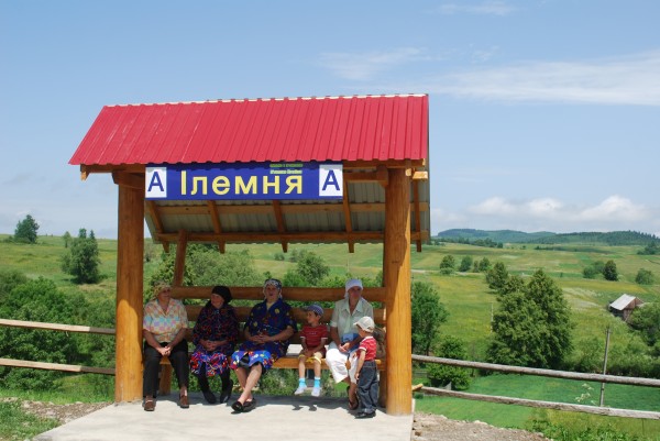 Новая остановка в Илемне сразу же стала одним из самых любимых мест селян