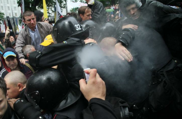 Беркутовцы обильно применяли слезоточивый газ против митингующих