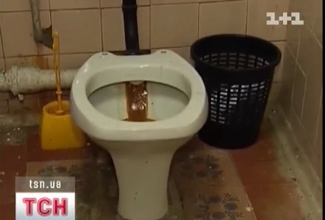Вонючие туалеты - то немногое, что смогло обеспечить олимпийской надежде нации правительство Азарова 