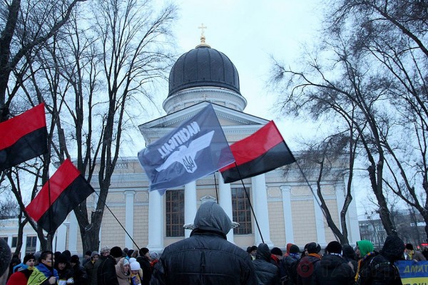 Футбольные фанаты прошли по Одессе маршем с флагами УПА и батальона «Нахтигаль»