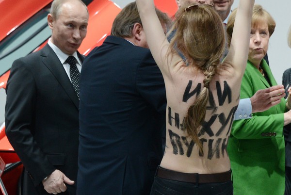 Активистки Femen разделись перед президентом России