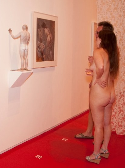 В США в музее искусств El Segundo устроили специальную выставку для нудистов