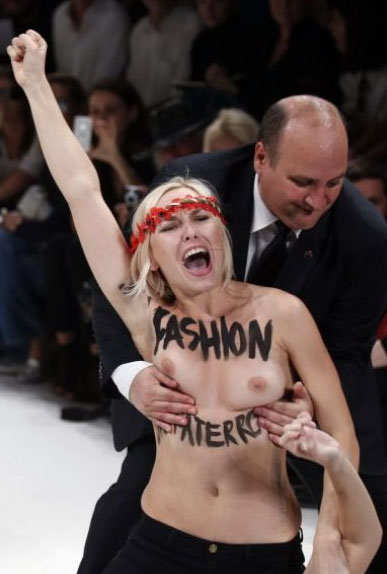 FEMEN чуть не сорвали показ мод в Париже