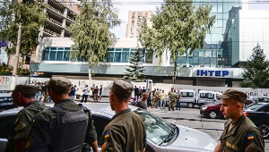 Митингующие обвиняют телеканал в якобы пророссийской позиции, которая «вредит Украине».