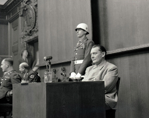 Подсудимый Г.Геринг отвечает на вопросы обвинителя Р.Джексона во время Нюрнбергского процесса. 