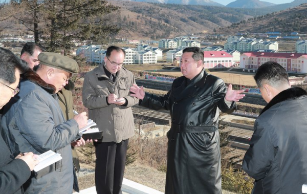 В Самчжиене Ким Чен Ын \"всесторонне ознакомился\" со строительством города.