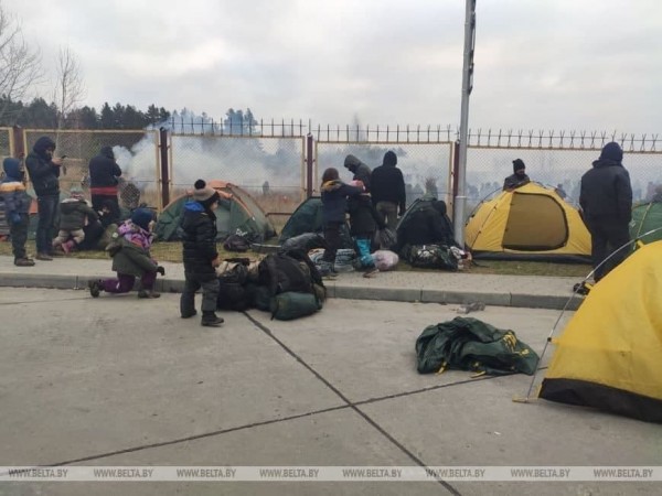 Беженцы разместили возле КПП свои палатки
