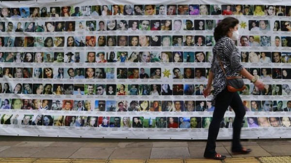 В городе, где проходил суд, был вывешен баннер с фотографиями 242 погибших.
