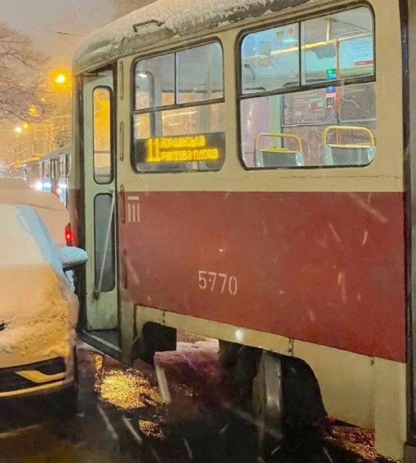 Трамвай задней частью незначительно задел припаркованный автомобиль
